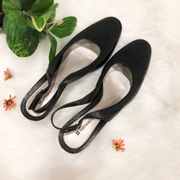 NATURALIZER BLACK ADJUSTABLE HEEL- used shoe - Picture 2 of 5